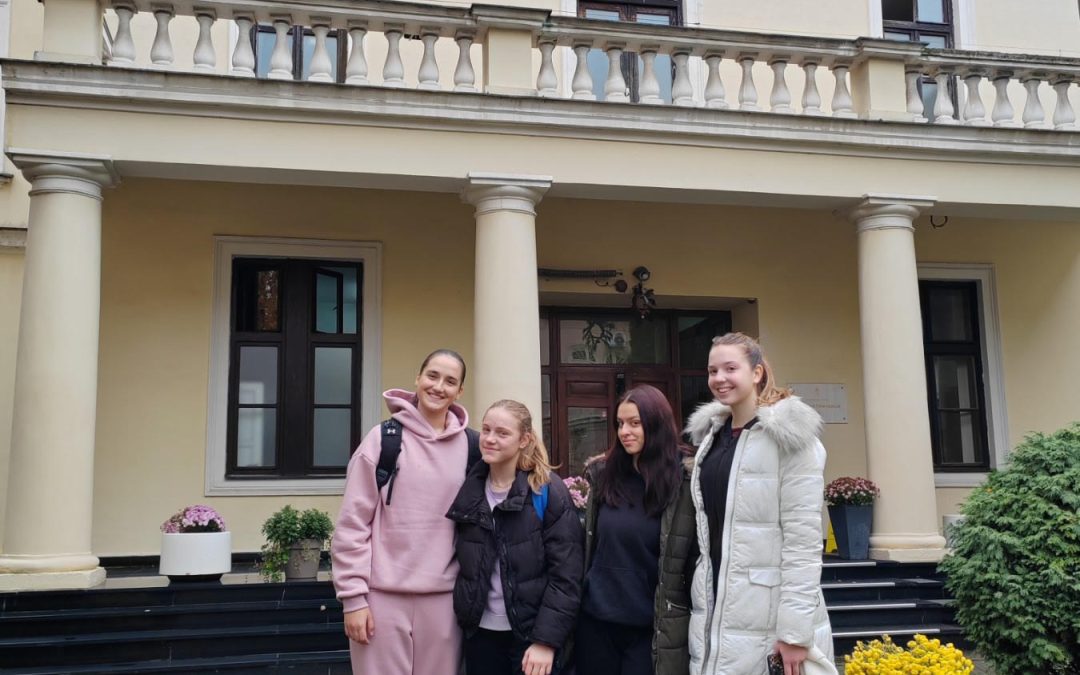 Ученице Фармацеутско – физиотерапеутске школе освојиле су треће место на међуокружном такмичењу у баскету 3на3 одржаном у гимназији у Шапцу!💪🥉