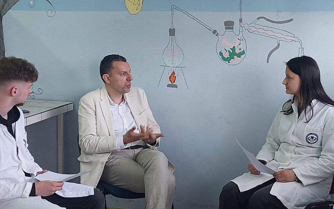 У оквиру пројекта Е-medica „Погрешке у историји фармације“, данас су ученици одељења II-2, Нађа Ђурић и Лазар Чукановић, угостили аутора књиге „Горка пилула“ Павла Зелића