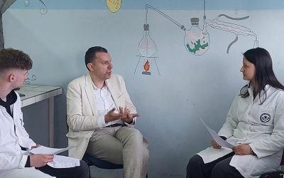У оквиру пројекта Е-medica „Погрешке у историји фармације“, данас су ученици одељења II-2, Нађа Ђурић и Лазар Чукановић, угостили аутора књиге „Горка пилула“ Павла Зелића