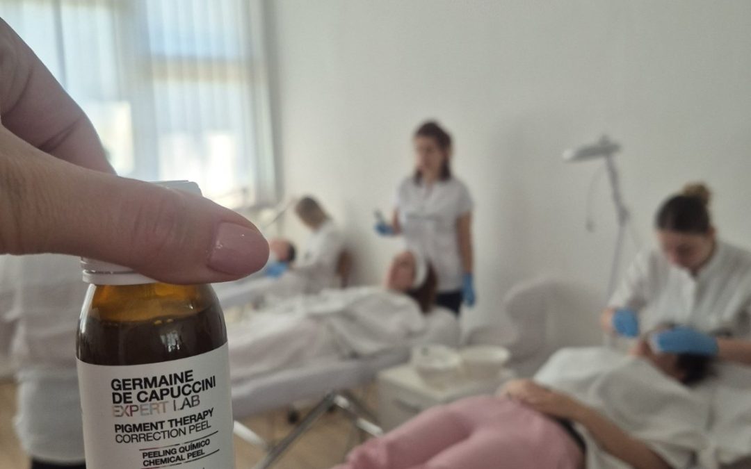 Јуче су ученици одељења 4-6 и 3-6 имали прилику да присуствују представљању професионалне шпанске козметике Germen de Capuccini, као и презентацији и обуци иновативних козметичких третмана
